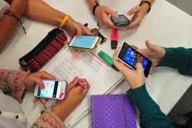 El gobierno provincial reglamentó la ley que regula el uso de celulares en las escuelas