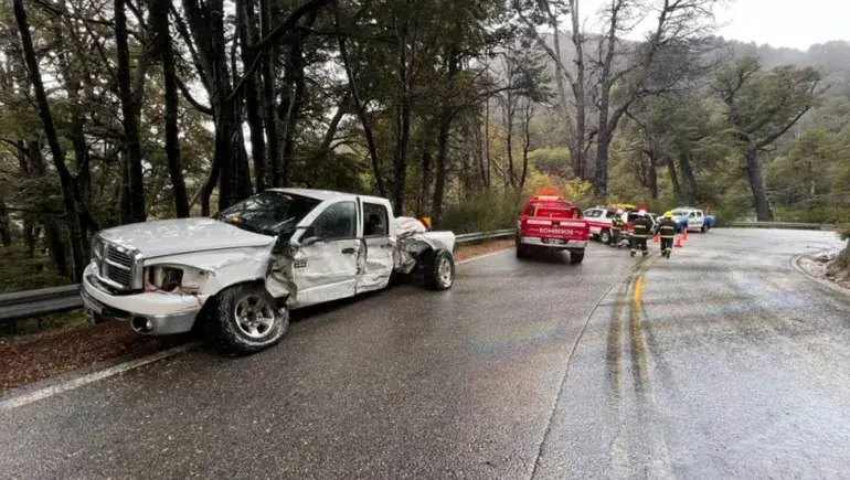Violento choque sobre Ruta 40 cerca de Villa Traful dejó tres personas hospitalizadas