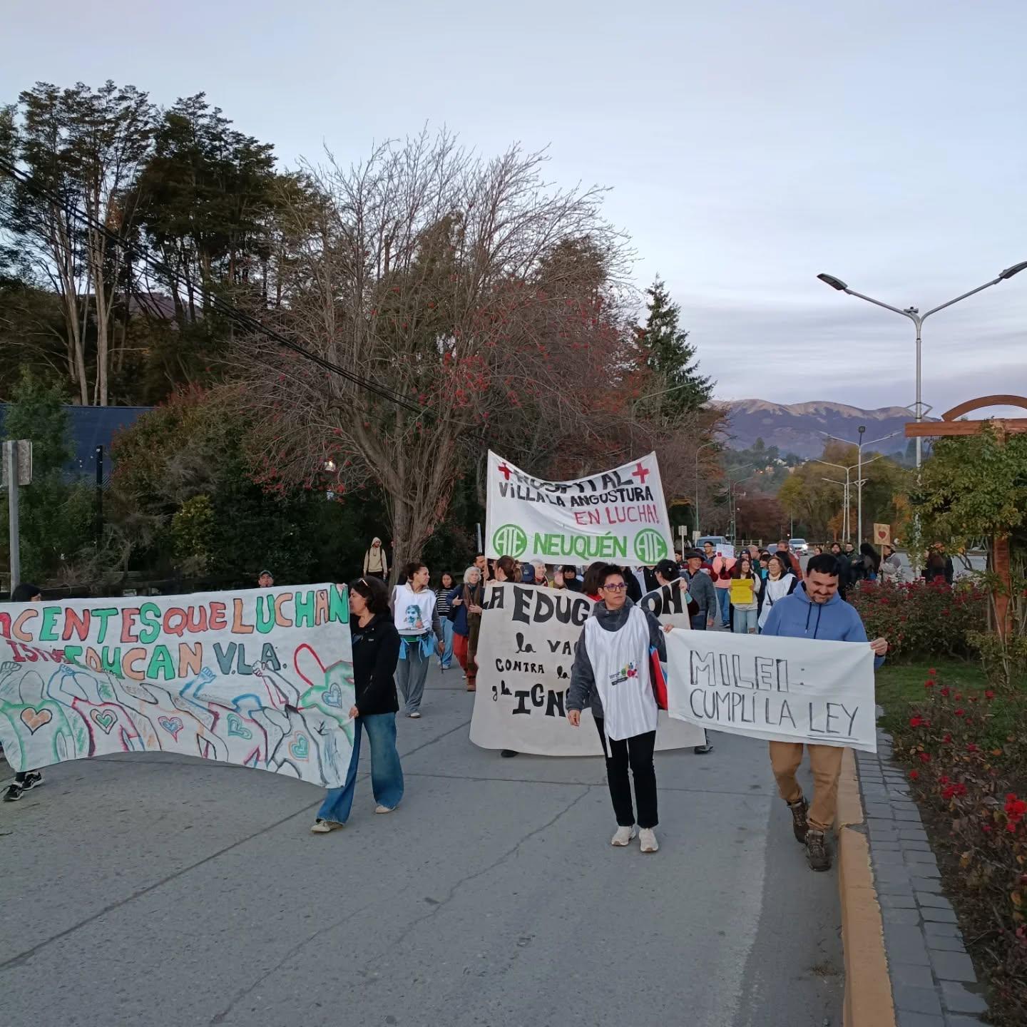Movilización en Villa La Angostura en defensa de la educación pública y la salud