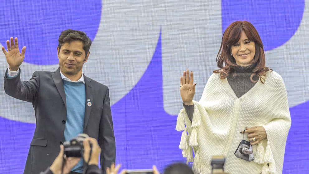 Tras otra semana de tensión, el kirchnerismo insiste con que la interna se resuelve si Kicillof se reúne con CFK