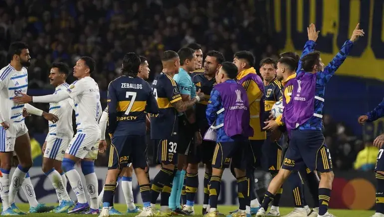Escándalo: se publicaron los audios del VAR sobre las polémicas jugadas del Boca-Cruzeiro