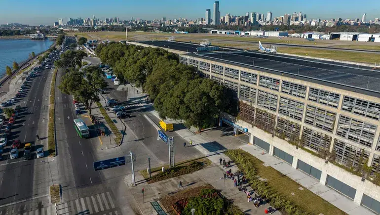 Panel caído y fuga de gas: la tragedia que mató a un operario en Aeroparque Jorge Newbery