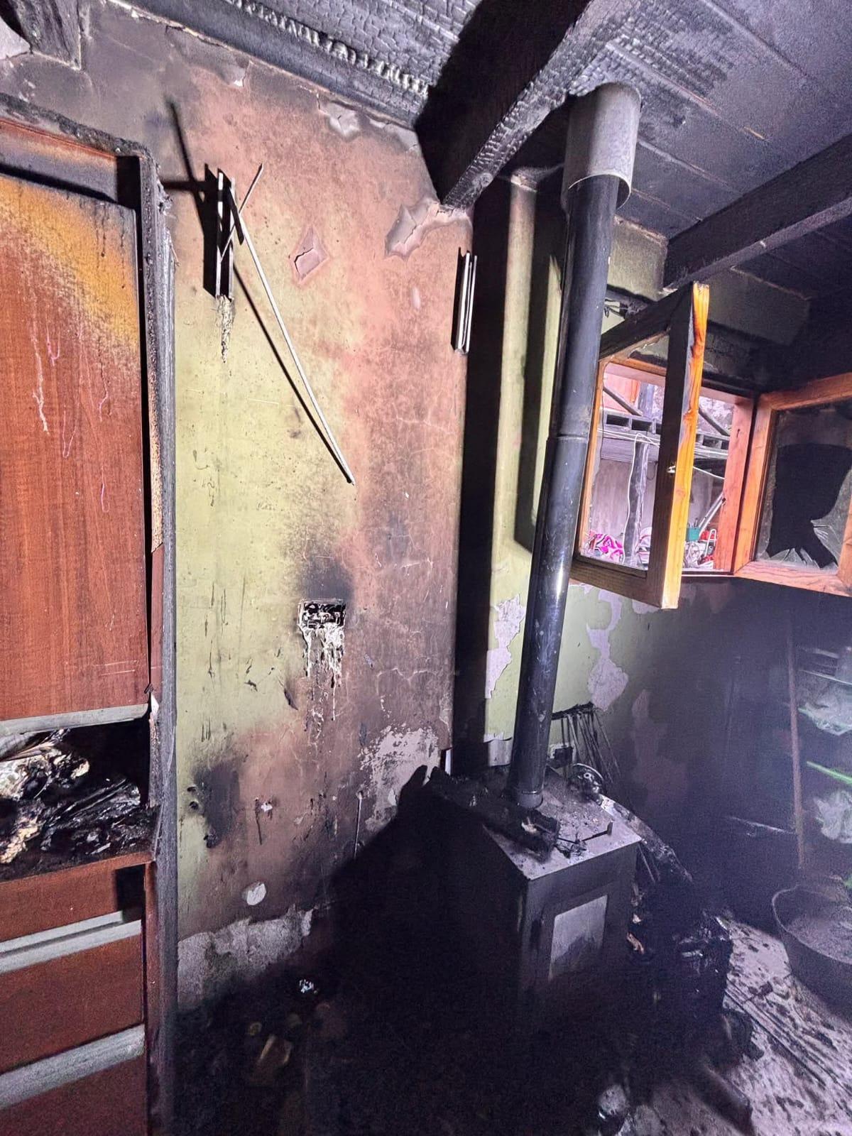 Principio de incendio en una vivienda de Villa Correntoso: un vecino logró controlar las llamas antes de la llegada de Bomberos