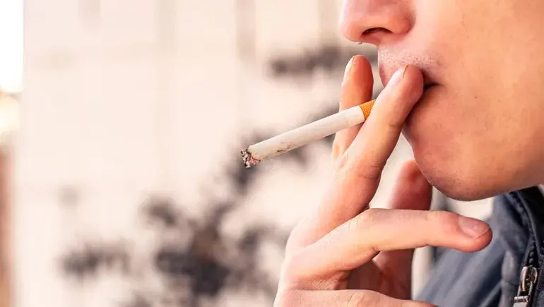 Buscan que esté prohibido fumar en plazas con juegos infantiles de Neuquén capital y con proyección a toda la provincia.