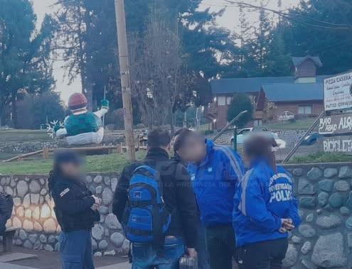 Identifican en Villa La Angostura a una persona con pedido de paradero vigente.