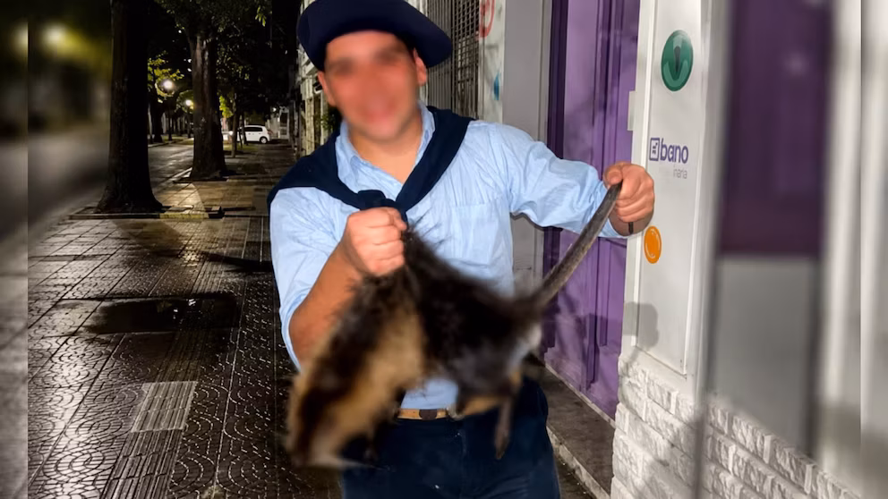 Uno de los jóvenes que mató a patadas a una nutria fue suspendido por la UTN y enfrentará un juicio académico.