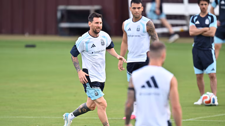 Bajo alerta de tornado, Argentina ajusta detalles para el debut mundialista y Scaloni mantiene varias incógnitas