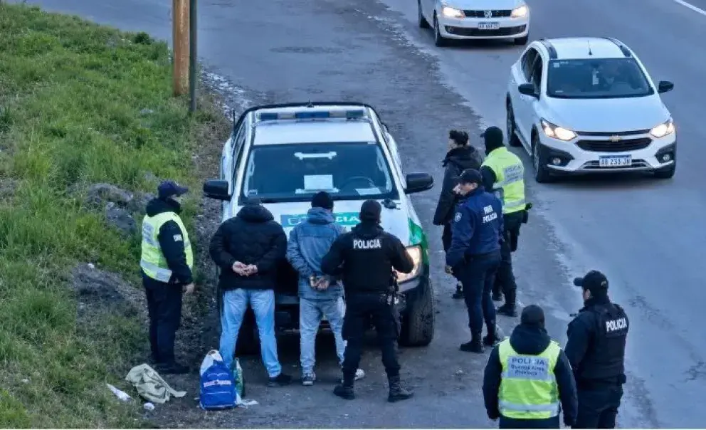 Robaron vehículos con inhibidores en Villa La Angostura y fueron detenidos tras una persecución de más de 150 kilómetros.