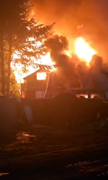 Un incendio de gran magnitud destruyó parte del Motel Sasha y generó un amplio operativo en la Ruta 40