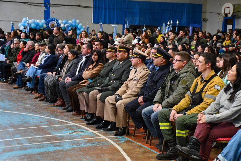 Emotiva Promesa a la Bandera de alumnos de Villa La Angostura en el acto por el Día de la Bandera