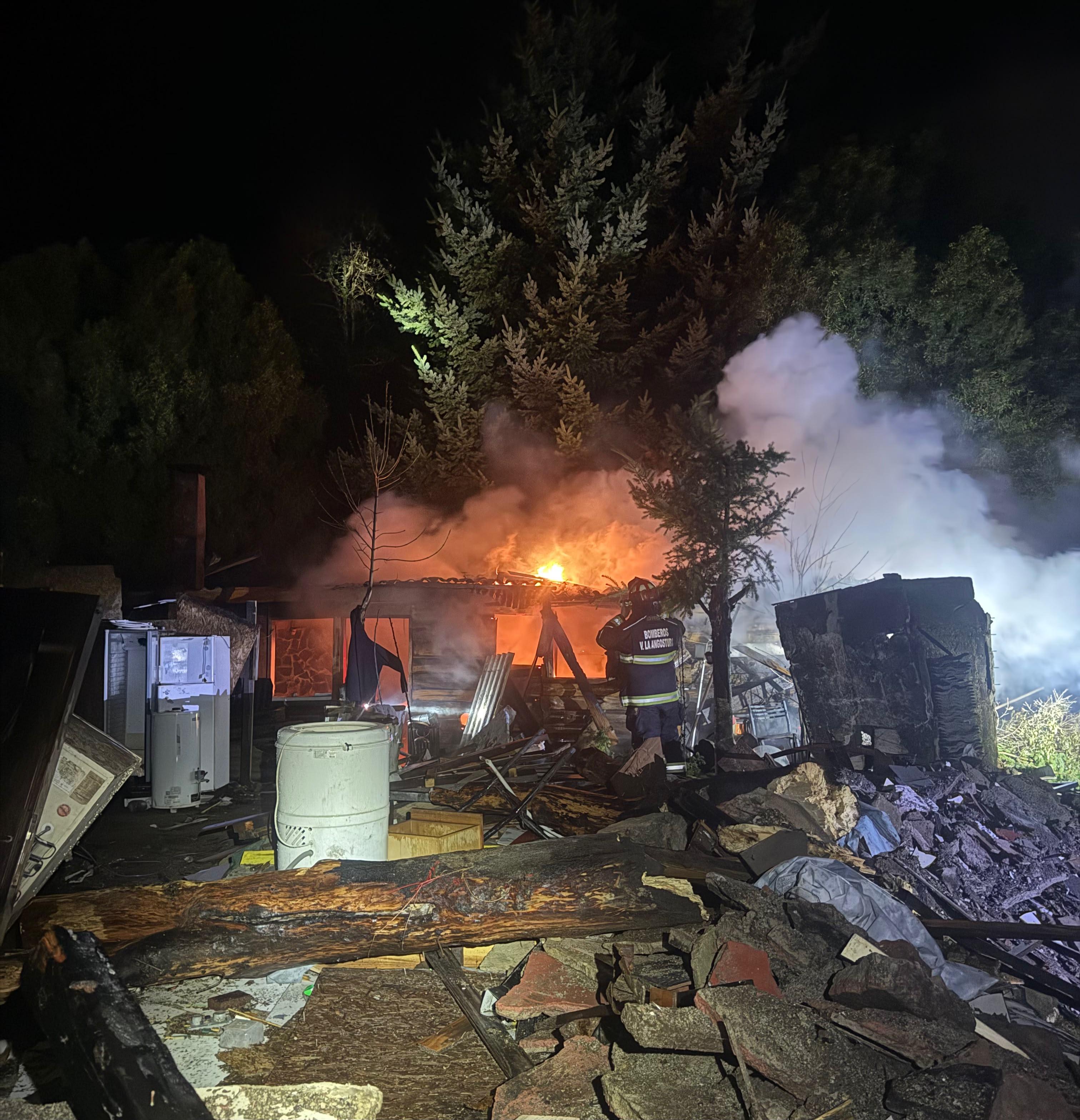 Rápida intervención de Bomberos en un incendio que destruyó una vivienda en el barrio Once