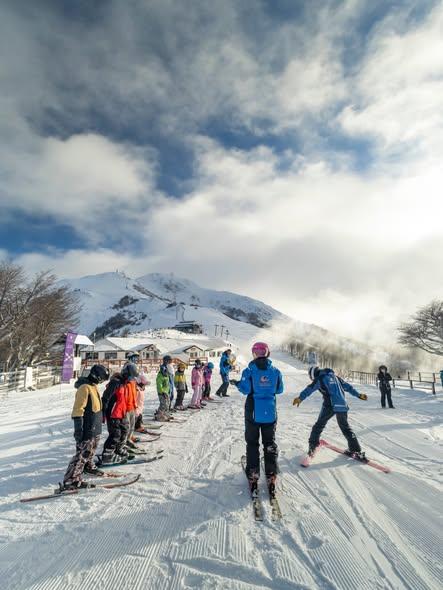 Las Escuelas de Invierno del Club Andino Villa La Angostura 2026 comenzaron con éxito en Cerro Bayo
