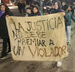 Biblioteca Popular Osvaldo Bayer repudió la situación procesal del hombre acusado de abuso infantil y la situación vivida en el juzgado con las denunciantes.