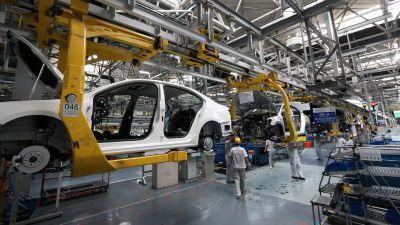 La actividad económica cayó 1,5% en abril y suma un nuevo desafío para el Gobierno