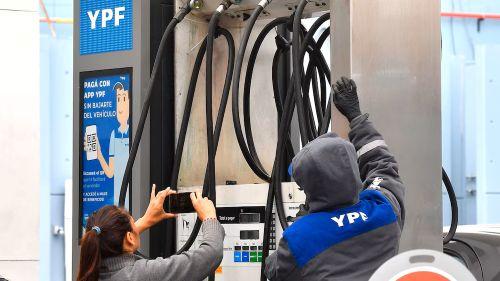 El Gobierno aplicó un ajuste parcial al impuesto a los combustibles: qué impacto tendrá en la nafta y el gasoil