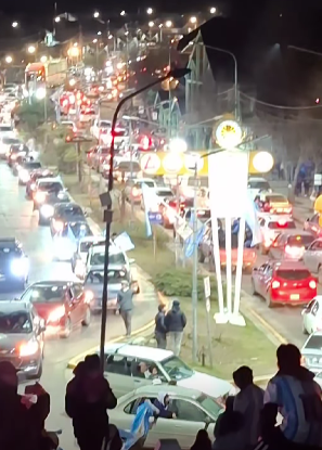 Villa La Angostura salió a festejar el triunfo de Argentina y desahogó una noche cargada de tensión Bajada