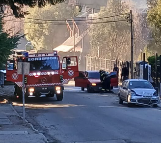 Vecinos controlaron el incendio de un vehículo antes de la llegada de los Bomberos en Villa La Angostura