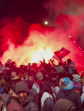 Villa La Angostura volvió a explotar de alegría: bocinazos, bengalas y una nueva noche de festejos por la Selección