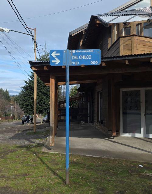 Cambian el sentido de circulación y el estacionamiento en dos calles de Villa La Angostura