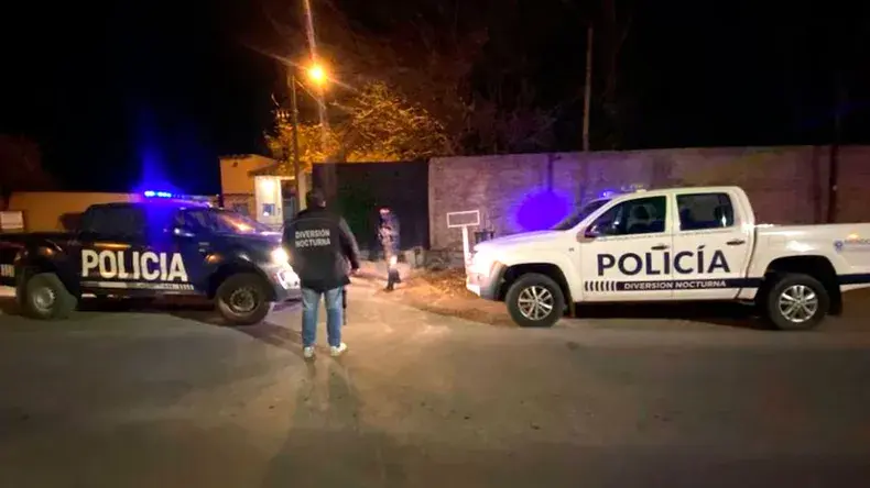 Horror en Mendoza: asesinó a puñaladas al novio de su expareja e incendió la casa antes de escapar