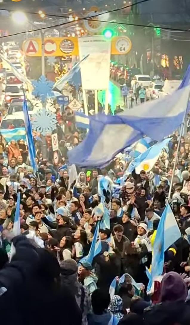 Villa La Angostura volvió a salir a la calle para reconocer el histórico subcampeonato de la Selección Argentina