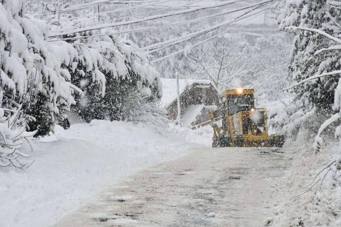 Avanza el operativo de despeje mientras continúa la nevada en Villa La Angostura